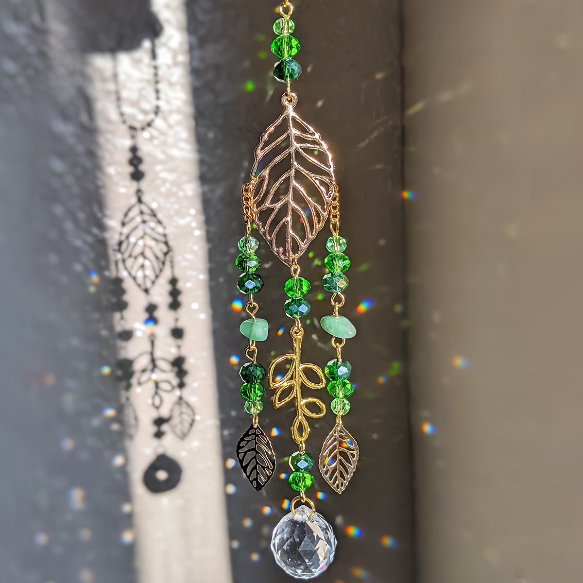 Crystal Sun Catcher - เครื่องประดับแขวนตกแต่งหน้าต่างรูปคริสตัลสีเขียว ประดับด้วยใบไม้สีทอง พร้อมลูกบอลปริซึมสีรุ้ง สำหรับตกแต่งบ้านและห้อง